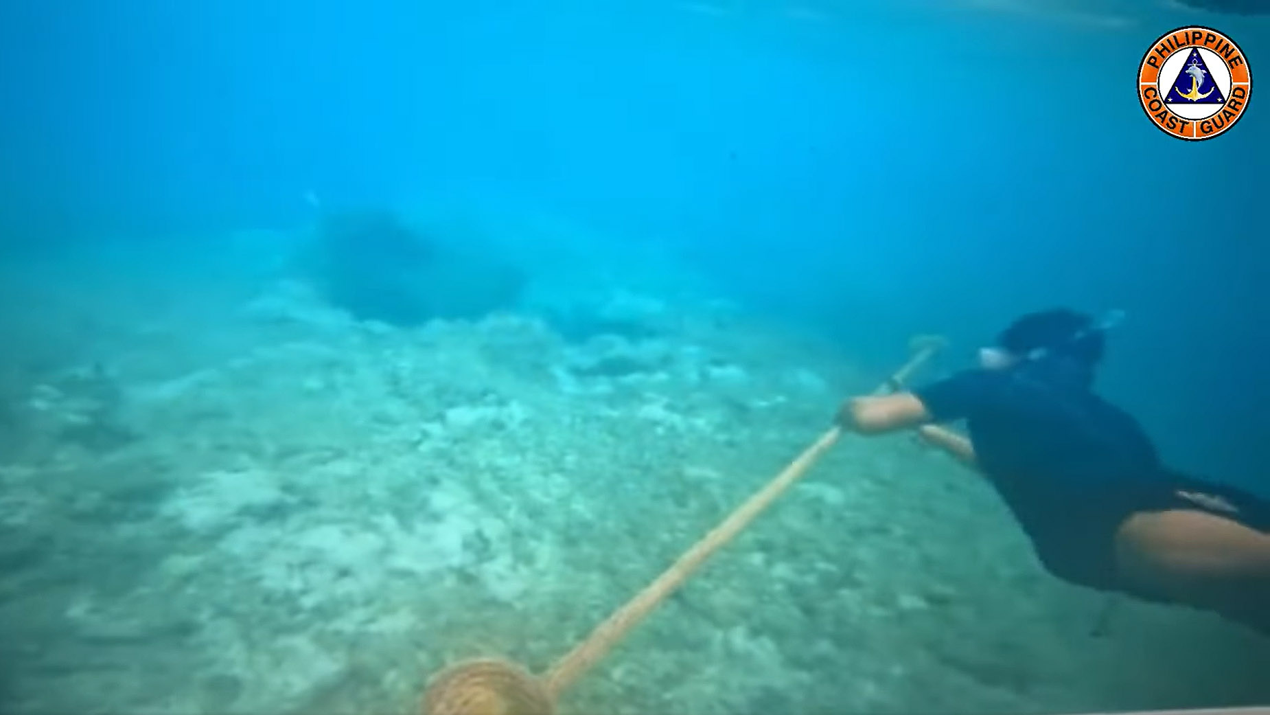 菲律賓表示，將採取適當行動移除中國海警在黃岩島架設的屏障。圖為菲國海岸防衛隊在海底移除情形。(翻攝自Philippine Coast Guard臉書)