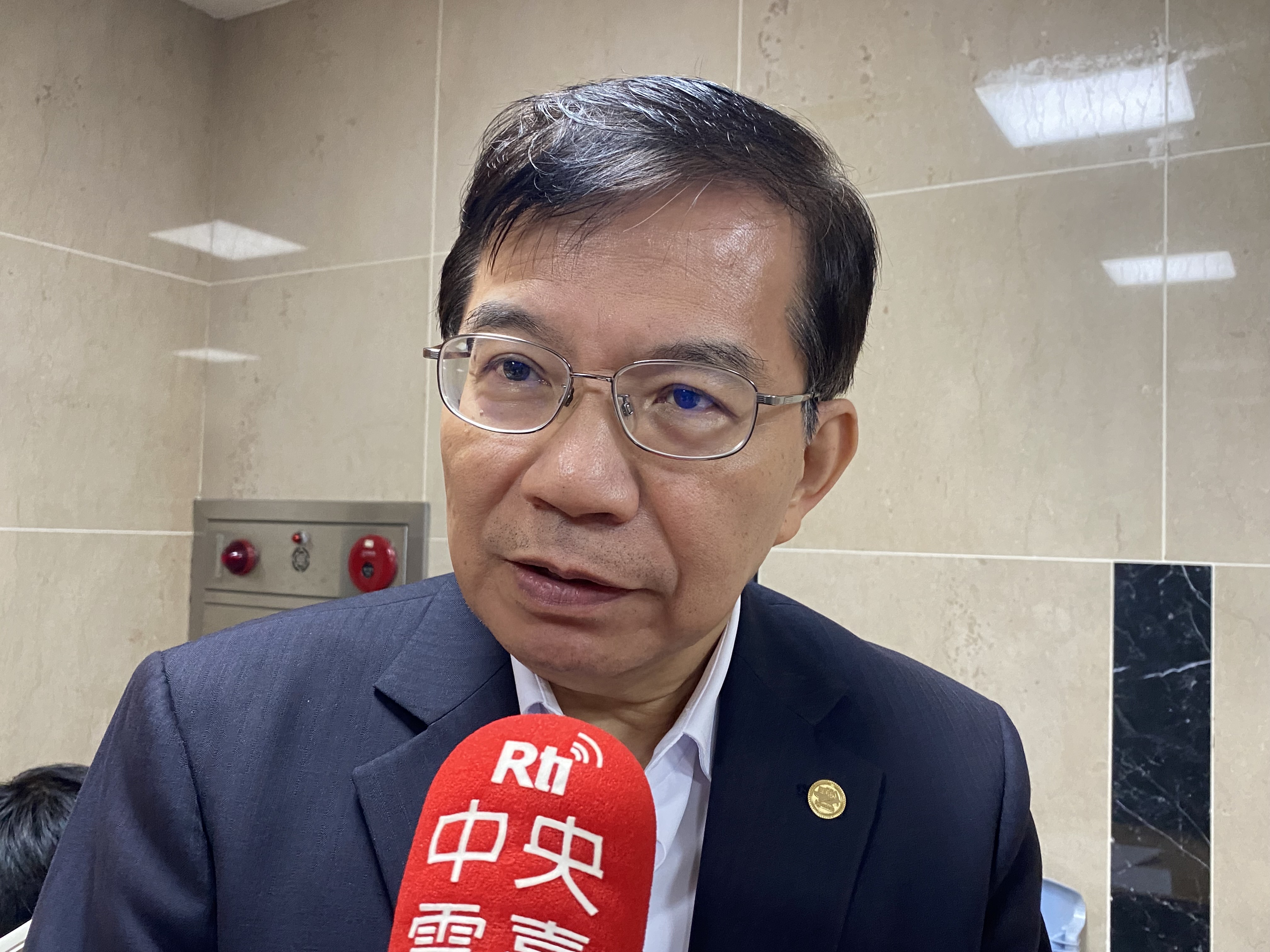 交通部長王國材27日下午受訪表示，由於陸方迄今對兩岸重啟觀光仍無正面回應，將於近期與陸委會協商後續如何因應。(吳琍君 攝)