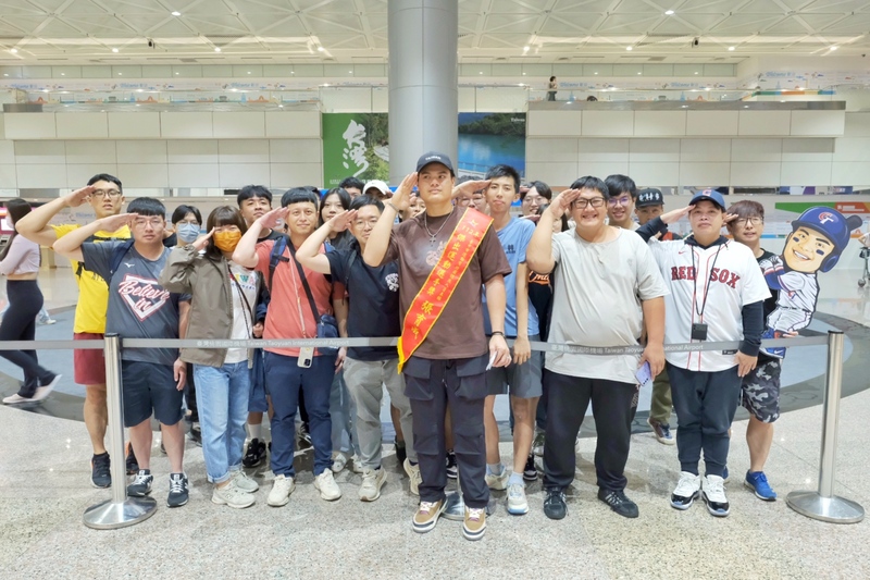 旅美棒球好手張育成（前中）27日清晨搭機返台，吸引30多名球迷到桃園國際機場接機，他表示，新球季還是希望能留在美國，但也不排斥包含亞洲在內的各個大聯盟。 (圖：中央社)