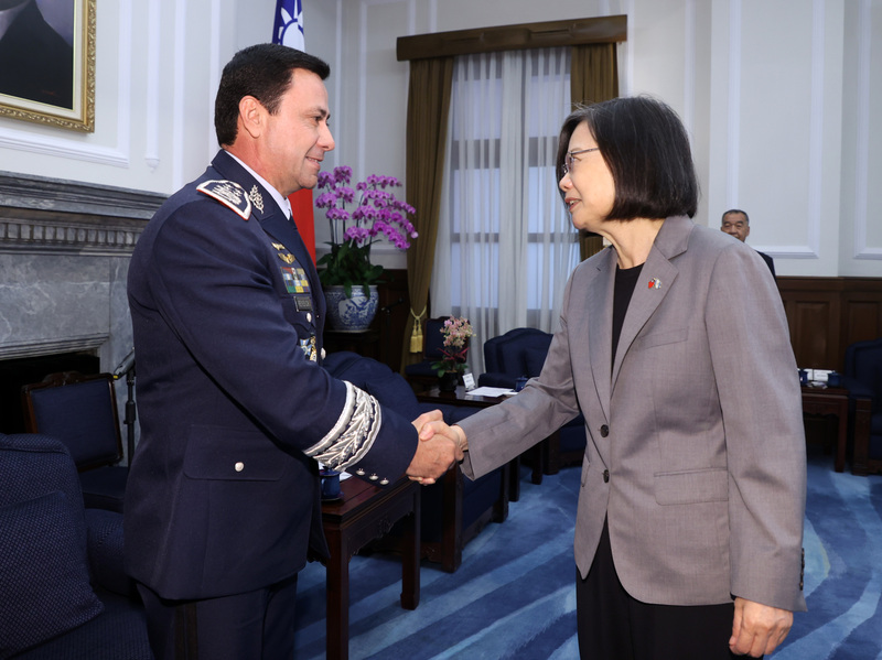 總統蔡英文27日在總統府，接見瓜地馬拉國防部長雷耶斯中將，兩人握手致意。(圖：中央社)