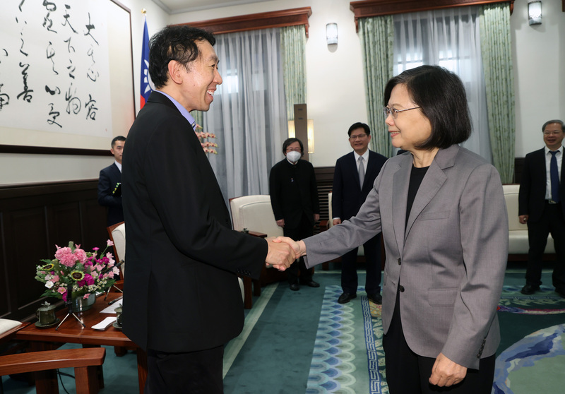 總統蔡英文27日在總統府接見史丹佛大學教授吳恩達，雙方握手致意。(圖：中央社)