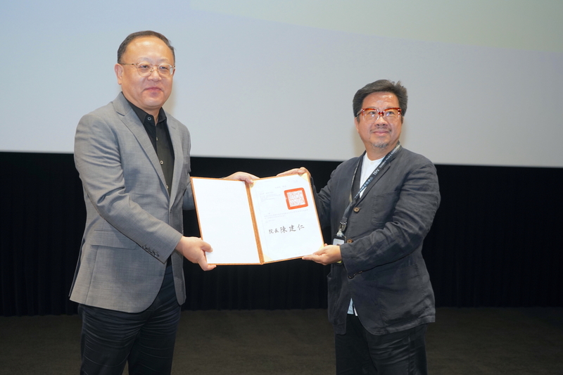 國家電影及視聽文化中心27日舉行董事長交接儀式，文化部長史哲（左）將聘函交給新任董事長褚明仁（右）。 (圖：中央社)