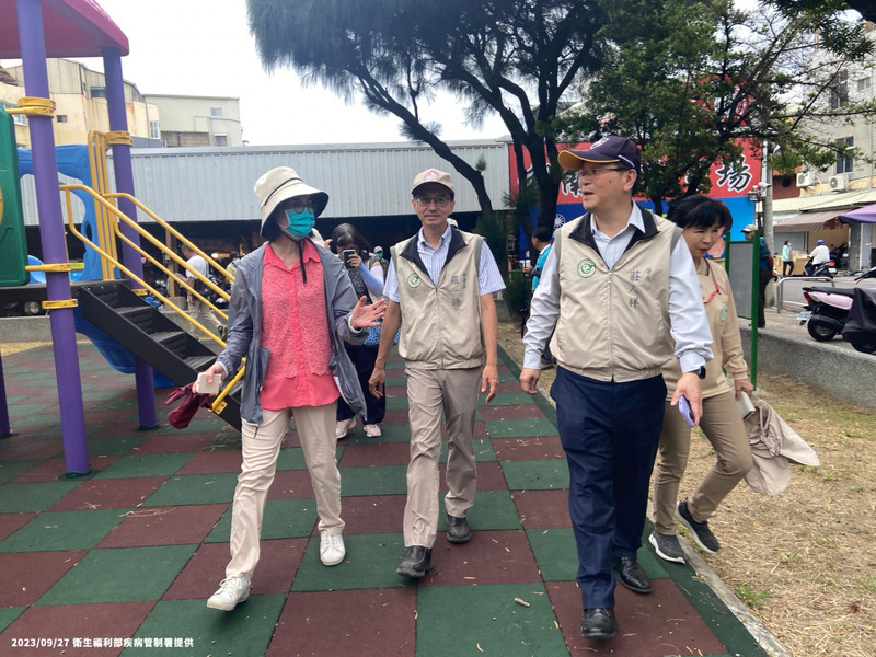 登革熱疫情持續，疾管署長莊人祥（前右）27日再度南下，前往台南市南區視察前進應變工作隊「屋後天溝診斷計畫」第2天執行情形，並慰勉相關工作人員辛勞。 (圖：中央社)