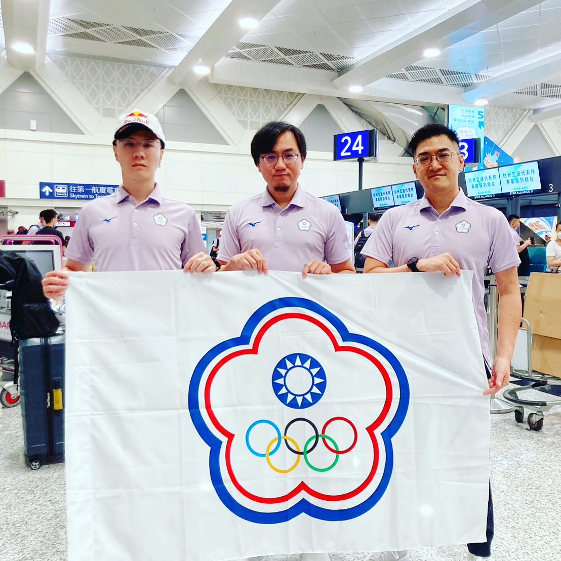 2023杭州亞運電競賽事《快打旋風5》項目的台灣選手GamerBee向玉麟(右)與OilKing林立偉(左)28日將爭奪誰能打金牌戰的資格。(圖：GamerBee臉書)