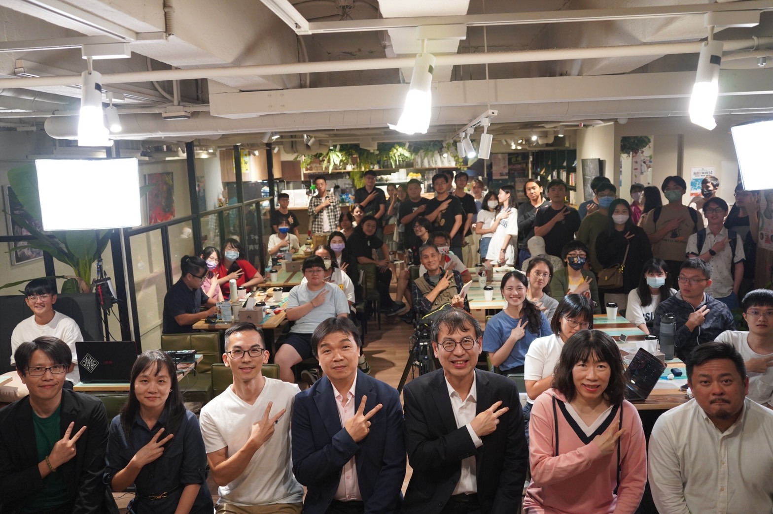 前排右起：洪申翰 江雅綺 林子倫 沈有忠 譚偉恩 吳心萍 董思齊。圖：台灣智庫提供