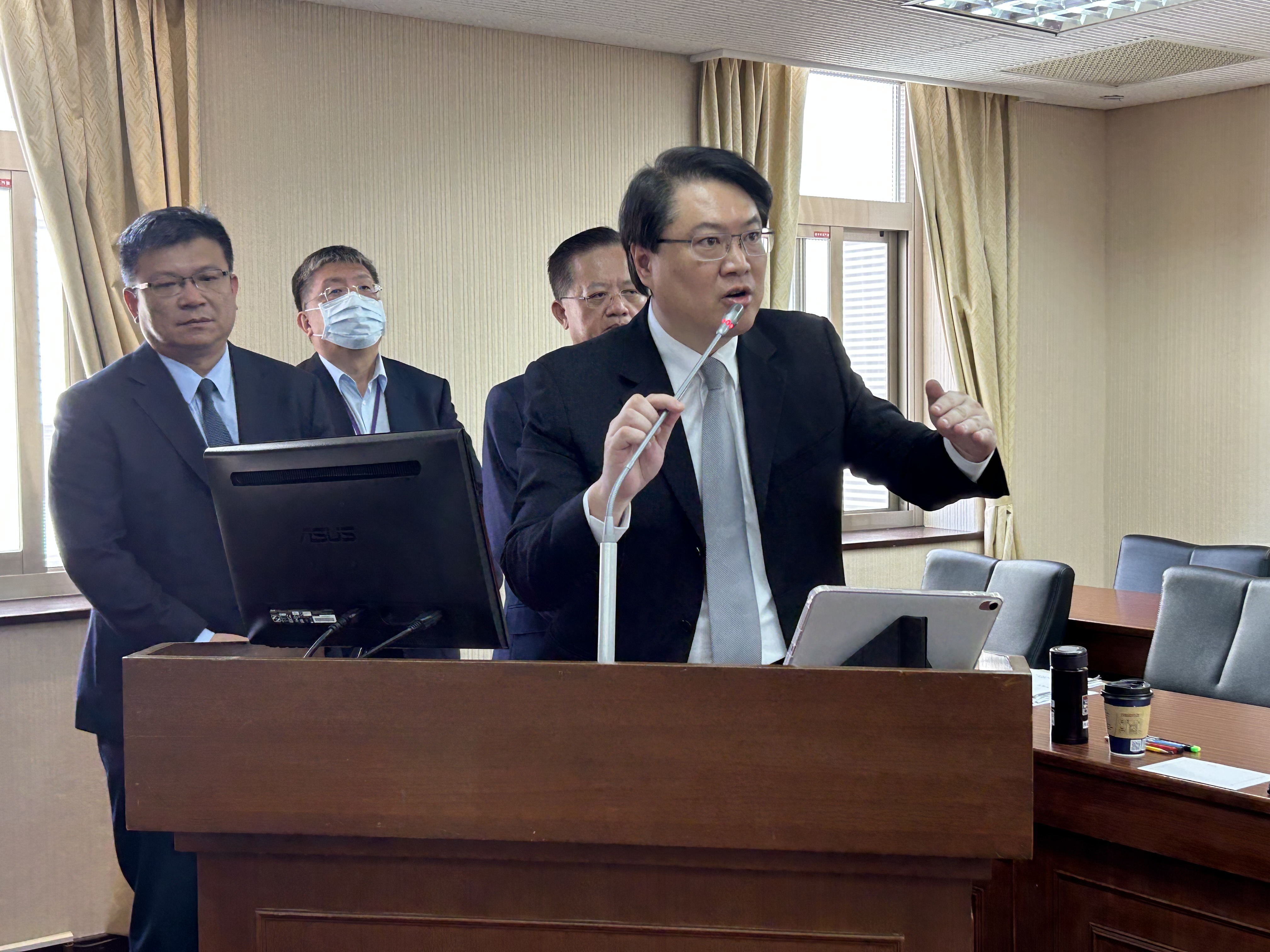 立法院內政委員會27日邀請林右昌就「2022年9月22日屏東明揚國際火災案」進行專案報告和備質詢。(趙婉淳 攝)