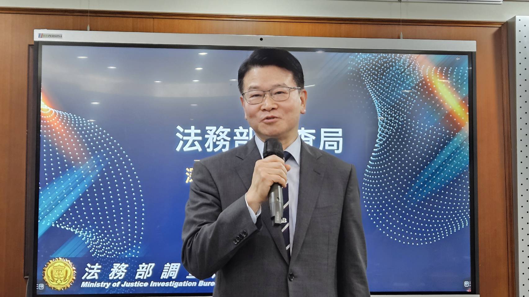 調查局長王俊力說明調查局將以立即澄清、迅速下架及追溯源頭三大目標積極處理深偽影片。(歐陽夢萍 攝)