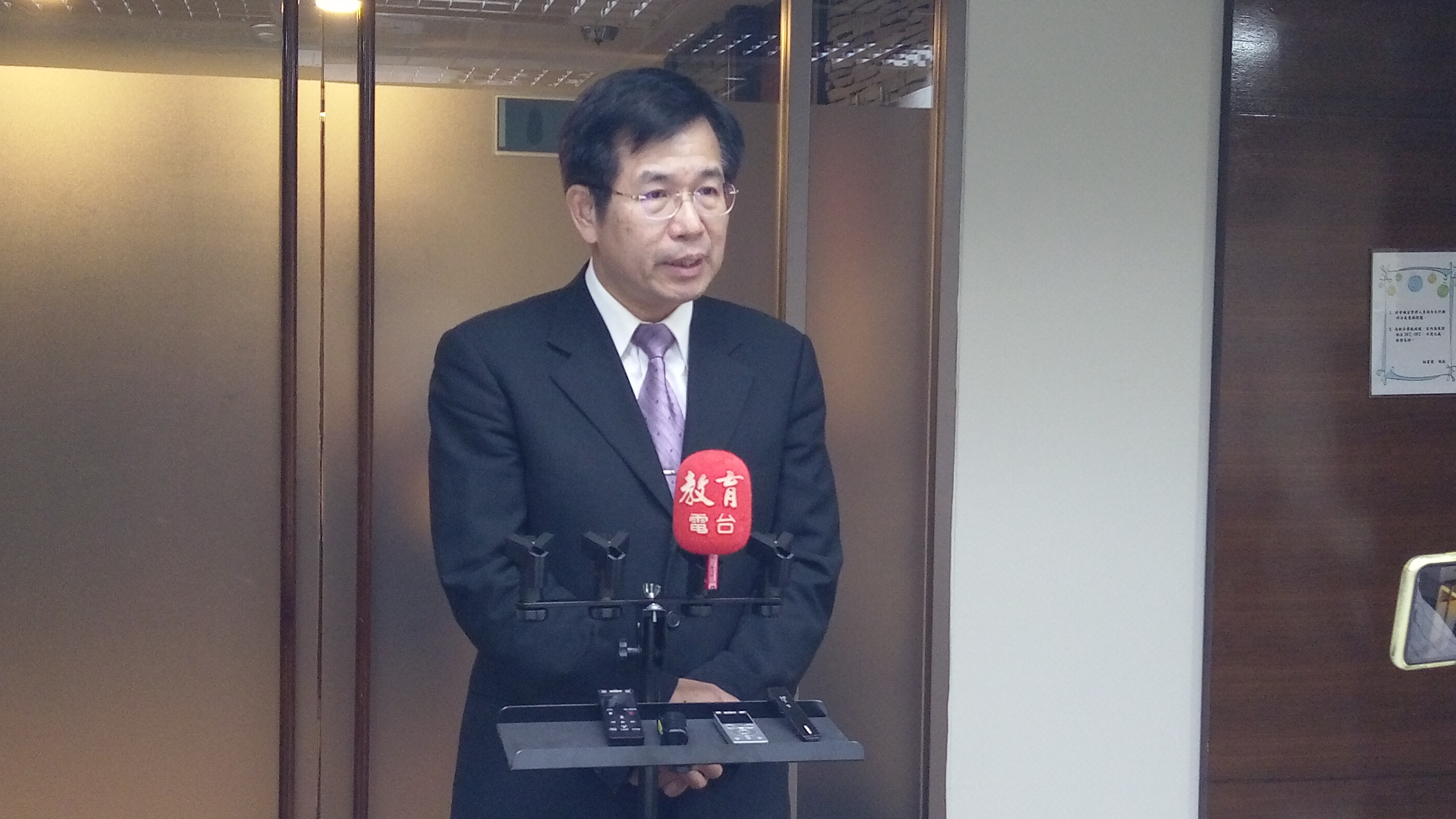 教育部長潘文忠在教育部部務會報前接受媒體聯訪。(陳國維 攝)