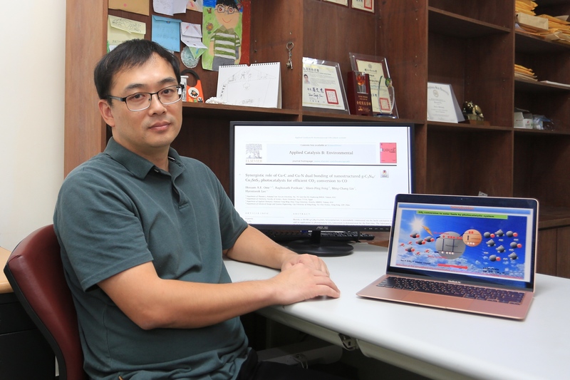 中山大學光電工程學系助理教授李炫錫研究發現，奈米結構光觸媒的轉化應用有助減少碳排。（國立中山大學提供） (圖：中央社)