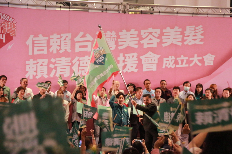 民進黨總統參選人賴清德28日到台中，出席美容美髮挺賴清德後援會成立活動，為後援會代表授證與授旗。(圖：中央社)