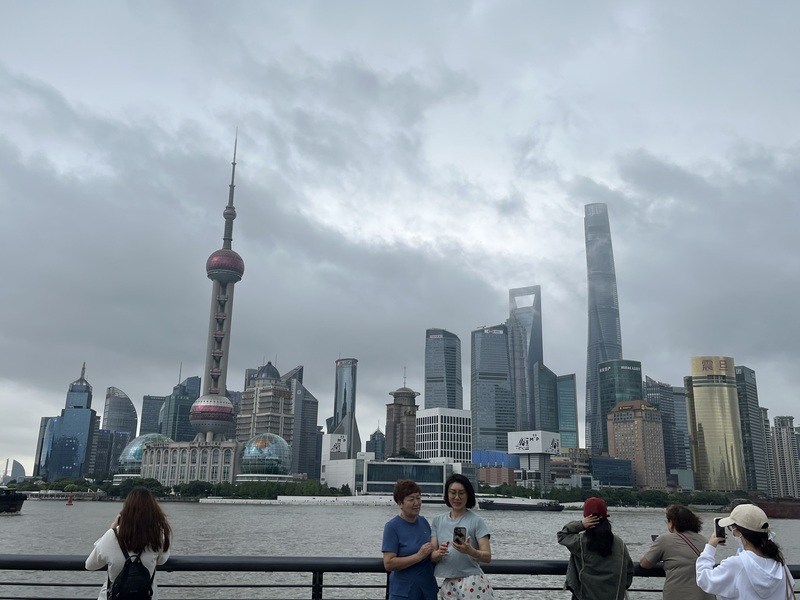 中國今年經濟幾乎無法達成5%成長目標，官媒突發布評論稱，中國經濟不以GDP論英雄。圖為上海地景。(圖：中央社)