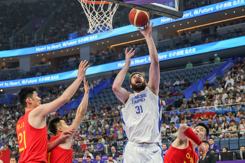 杭州亞運男子5對5籃球項目28日晚間預賽由台灣隊交手中國隊，台灣陣中阿提諾(William Artino)拿下全隊最高的20分，可惜全隊仍不敵對手攻勢，終場以69比89苦吞敗仗。(圖：中央社)
