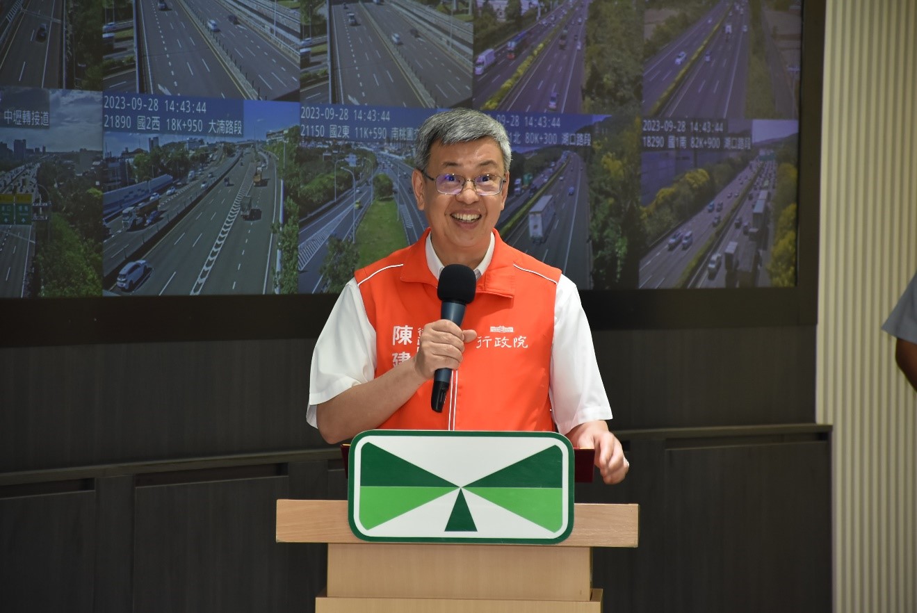 行政院長陳建仁28日下午在聽取高公局長趙興華簡報中秋國道疏運整備情況後，致詞感謝同仁的辛勞，同時呼籲國人善用1968app分流上路。 (高公局提供)