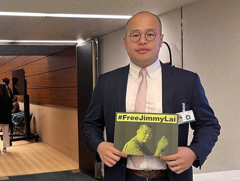 黎智英之子黎崇恩27日在日內瓦出席一場由英國主辦、有關香港媒體自由的活動。 (圖:@SupportJimmyLai)