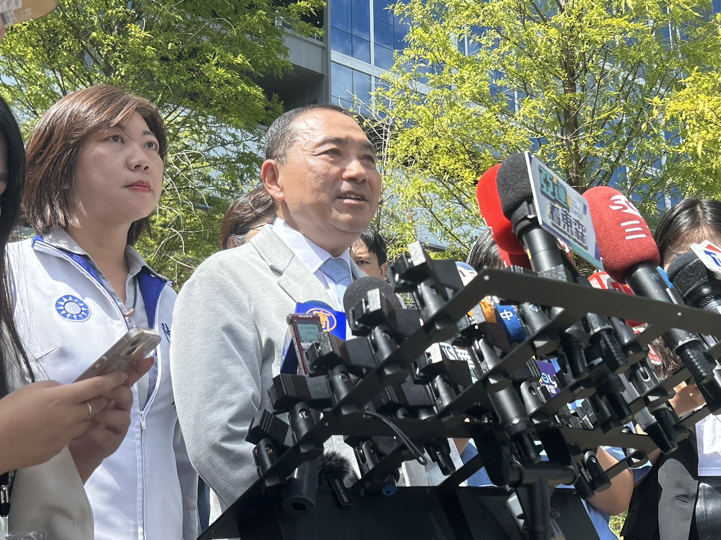 國民黨總統參選人侯友宜28日出席「裕隆集團70周年慶」前接受媒體採訪。(趙婉淳 攝)