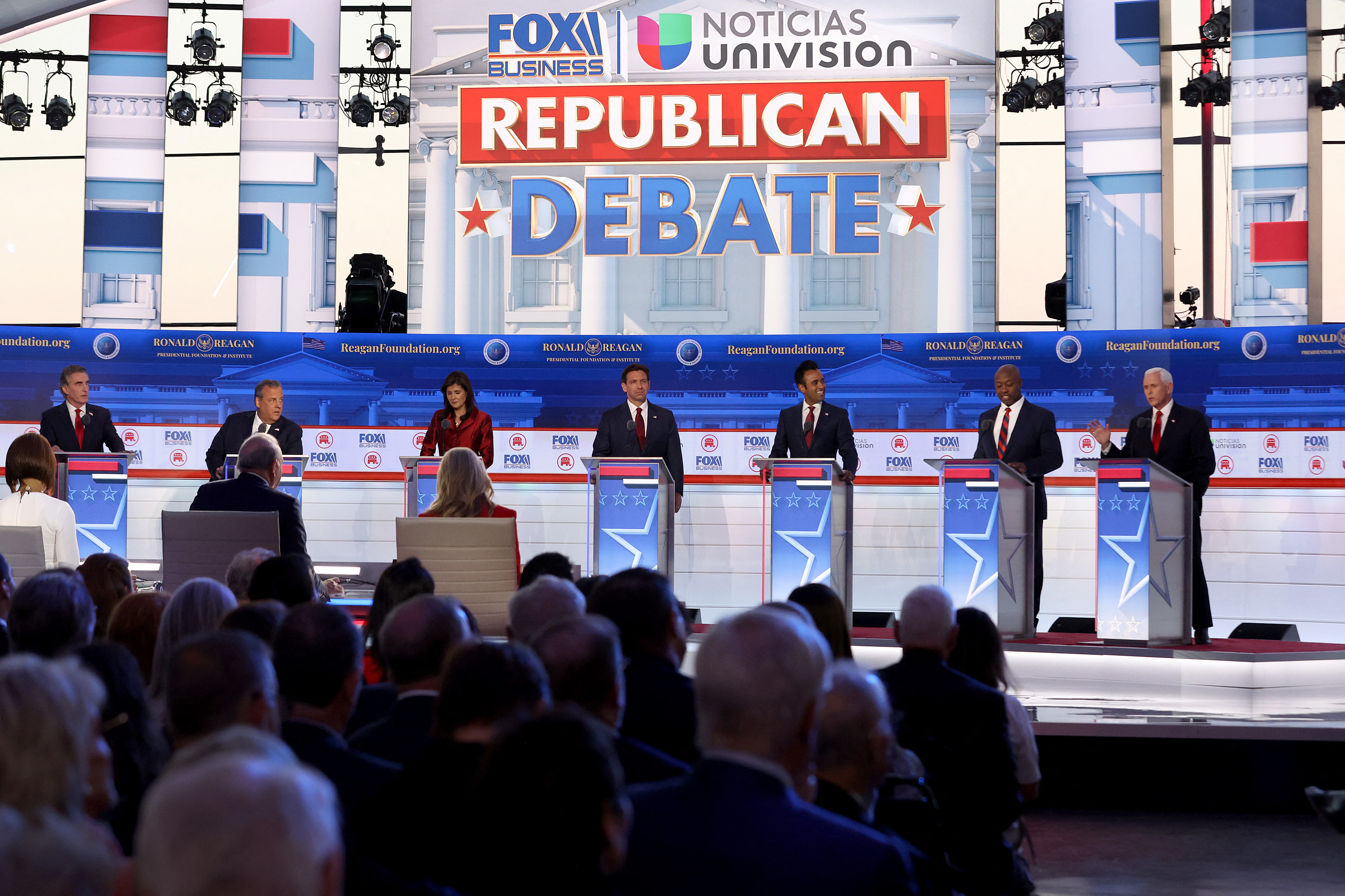 美共和黨總統初選第2場辯論會27日舉行。 (AFP)