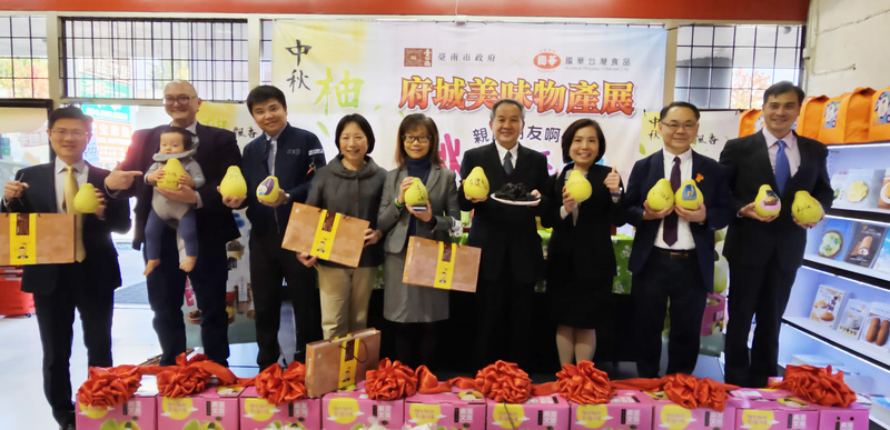 台南市政府與加拿大國華超市攜手合作，推出「台南美食嘉年華」活動，除了麻豆文旦是主角外，還有多種來自台南的生鮮蔬果和美味食品，讓消費者大享口福。 (圖：中央社)