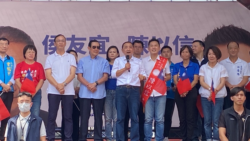 國民黨總統參選人侯友宜（2排左5）與黨籍台南市第6選區立委參選人陳以信（2排右4）聯合競選總部30日在台南市歸仁區成立，包括前總統馬英九（2排左4）、黨主席朱立倫（2排左3）等人都到場。 (圖：中央社)