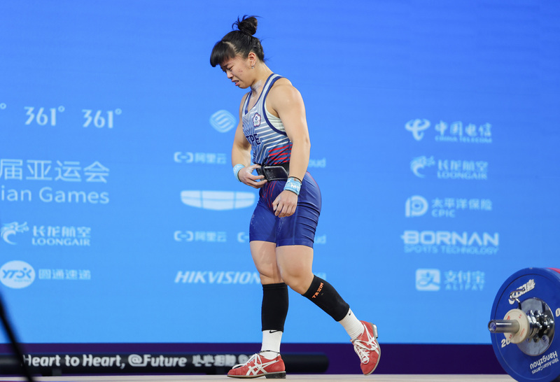 台灣舉重女將陳冠伶首度出征亞運，30日晚間在女子55公斤級出賽，最終以第4名作收，難掩失望神情。(圖：中央社 )