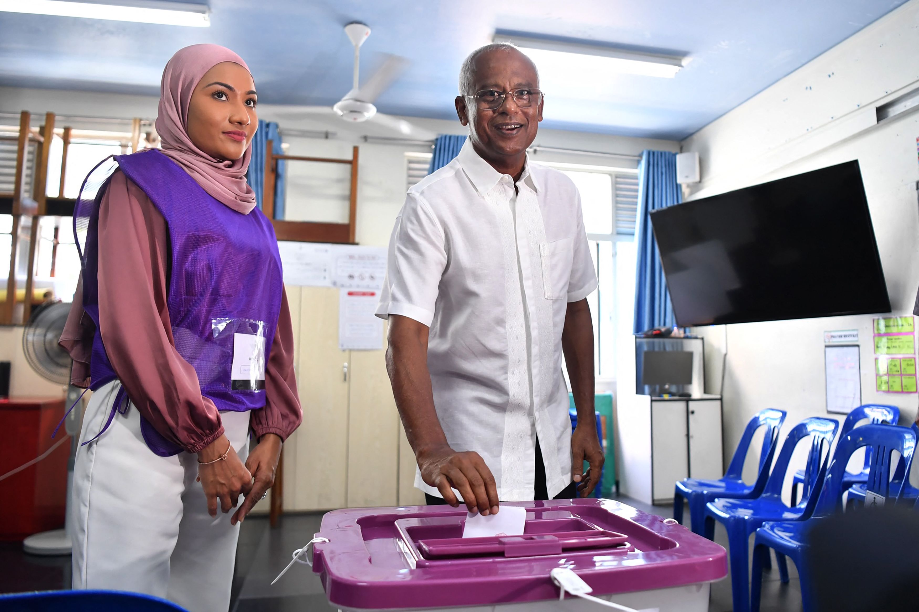 尋求連任的馬爾地夫總統索里(Ibrahim Mohamed Solih)(右)30日在總統決選投票。( AFP)