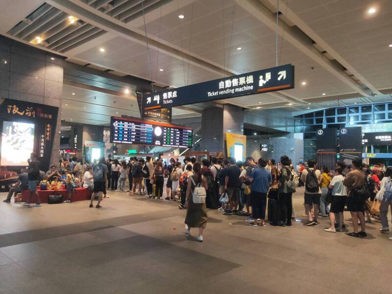 台灣高鐵台中站1日罕見出現數公里長的排隊人潮，部分民眾甚至苦候2、3小時才搭上車。(圖：中央社)