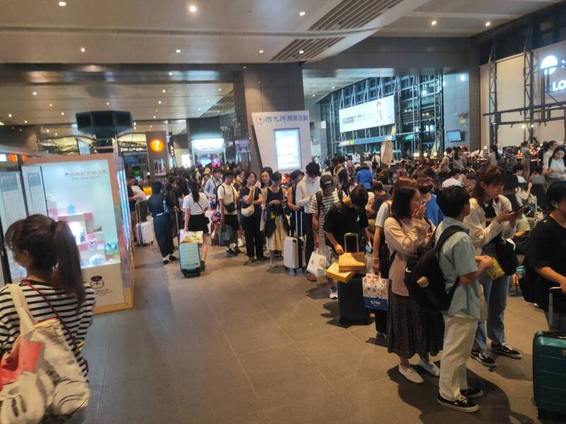 中秋節3天連假最後一天，高鐵台中站自1日下午起湧入大批人潮，車站大廳滿是要搭乘自由座北上旅客，人龍一路從2樓大廳排到1樓站外。 (圖：中央社)