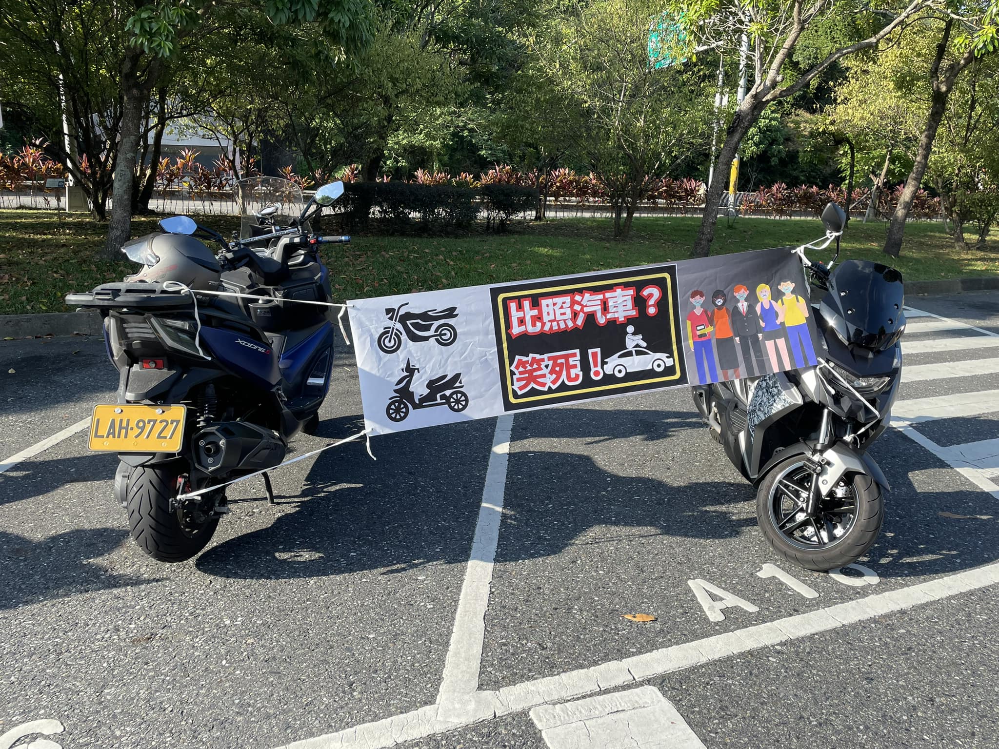 爭取可停機車格，重機團體停滿石碇服務區。(圖:台灣摩托車友協會)