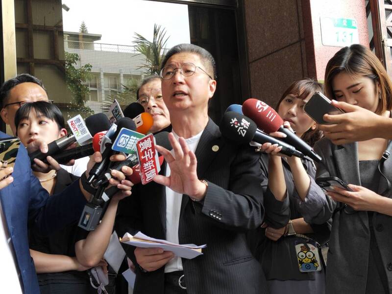 前海軍顧問郭璽（中）不滿國民黨立委馬文君指控他在尹清楓命案中竊取海軍資料，2日到台北地檢署按鈴控告馬文君加重誹謗罪，並提起民事求償新台幣300萬元。 (圖：中央社)