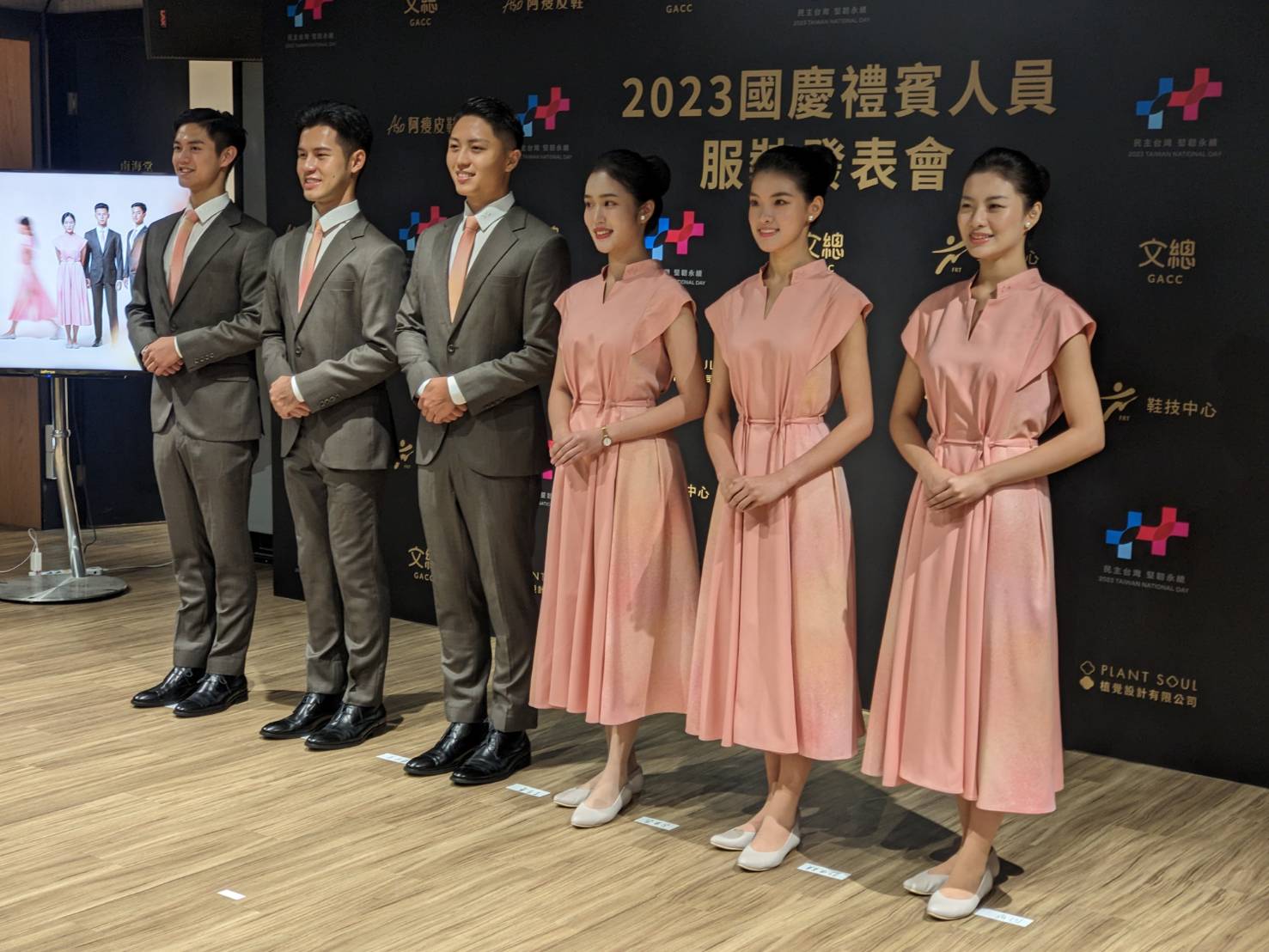 中華文化總會今天(2日)舉辦2023國慶禮賓人員服裝設計說明會，禮賓服首度亮相。(陳念宜 攝)