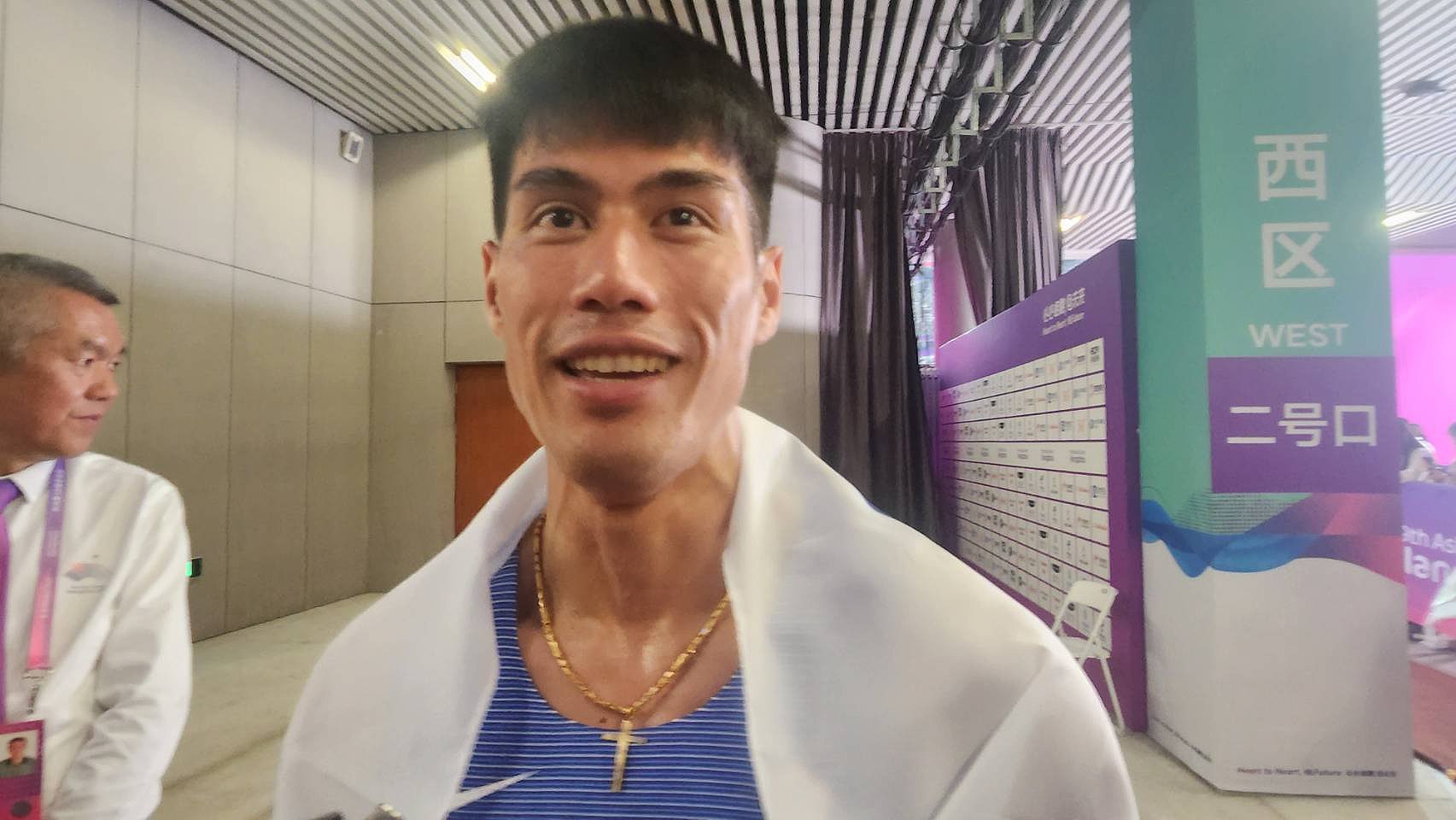 楊俊瀚在本屆杭州亞運斬獲男子200公尺銅牌，心情相當開心。(江昭倫 攝)