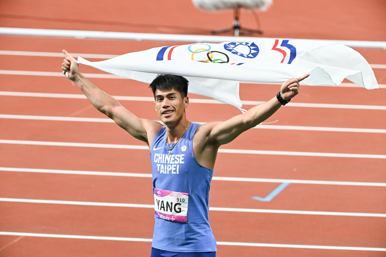 杭州亞運田徑男子200公尺決賽，「台灣最速男」楊俊瀚跑出20秒74，斬獲銅牌。(中華奧林匹克委員會)