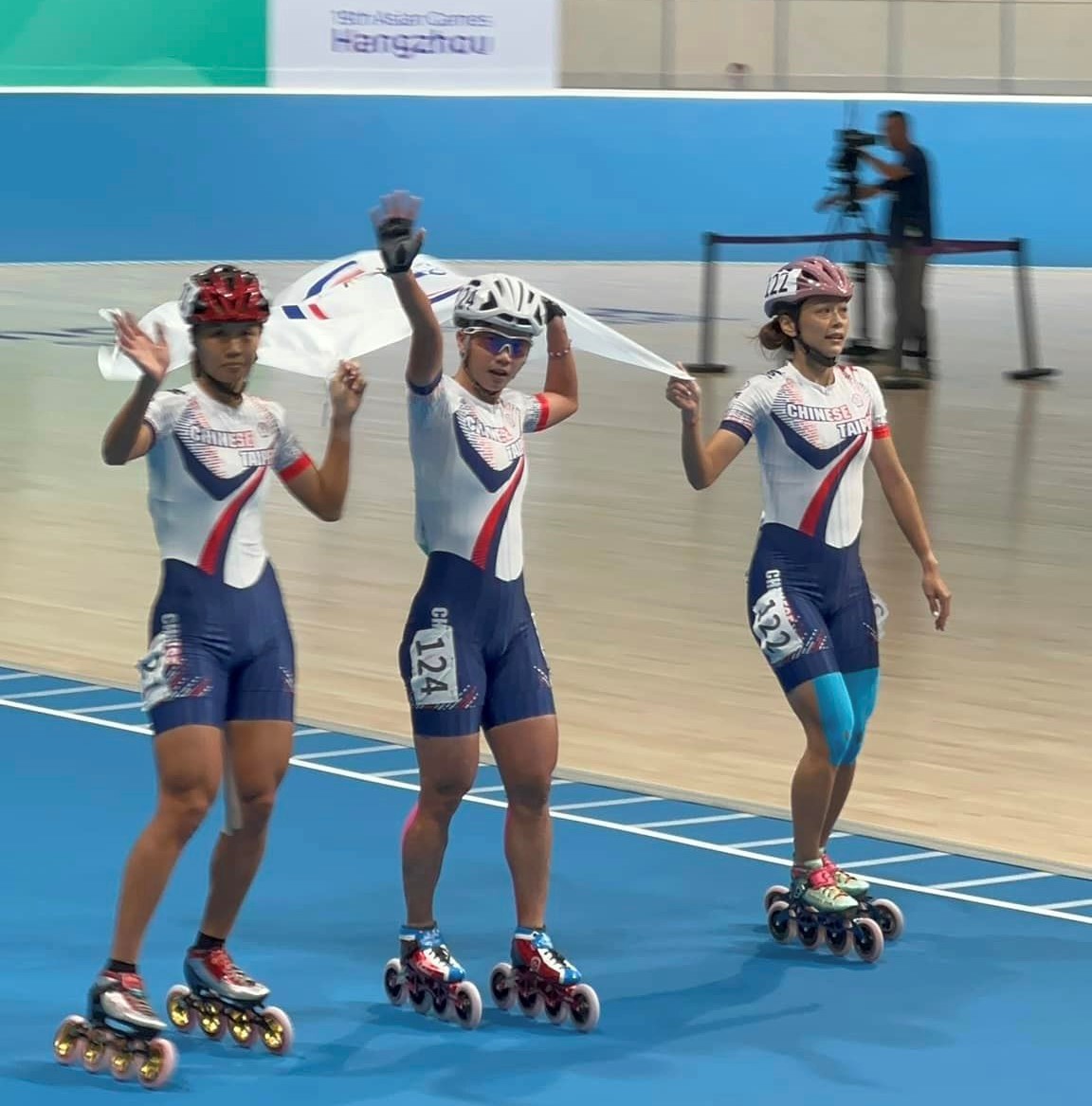 杭州亞運競速溜冰3000公尺接力賽，台灣女子代表隊再奪金牌。(競速溜冰協會粉專)