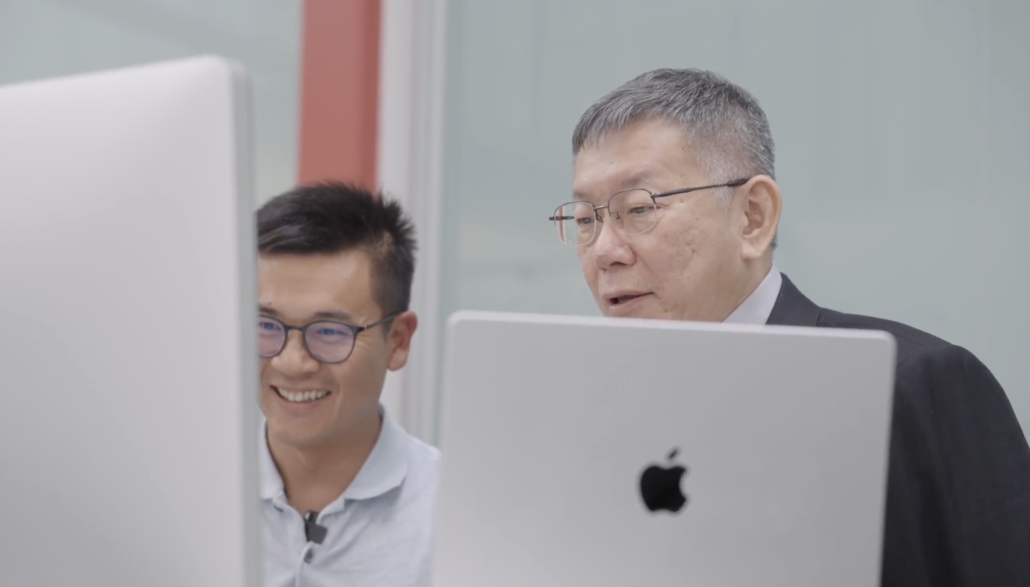 民眾黨主席、總統參選人柯文哲(右)訪美第2天，與無名小站創辦人簡志宇會談交流。(民眾黨提供)