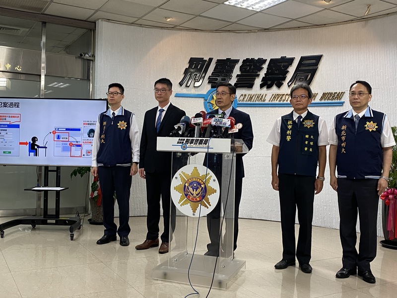 臉書粉專「Linbay好油」稱遭恐嚇，檢警調查全案為自導自演。刑事局副局長邱紹洲(中)3日表示，經科技偵查發現犯嫌許男使用境外VPN IP跳板以躲避追查，循線抽絲剝繭查獲涉案國民黨工許男。 (圖：中央社)