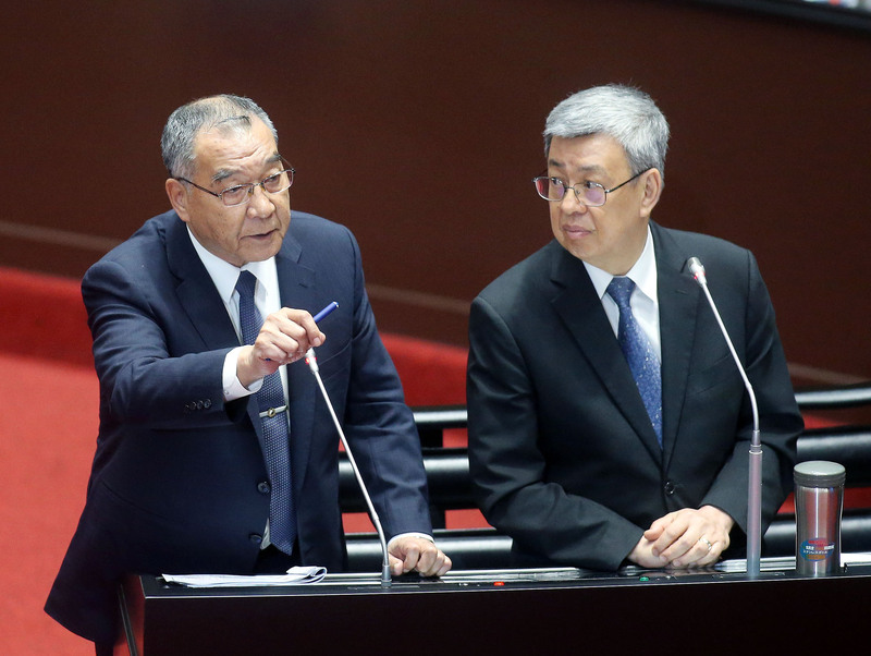 行政院長陳建仁(右)表示，此案檢調已經分案偵辦，對於相關證人，會給他最好的保護，確保他的安全。(圖：中央社)