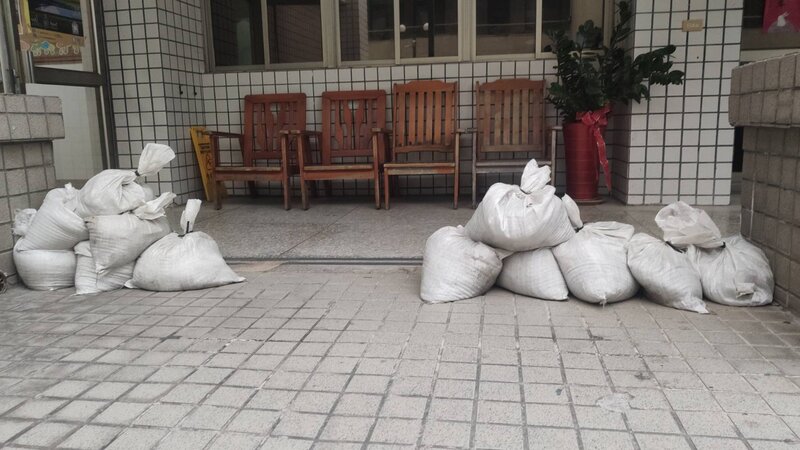 中央氣象署發布颱風小犬陸上颱風警報，因預估3日至6日累積雨量可能破1000毫米，台東市公所緊急發送3000個沙包，領取民眾踴躍。 (圖：中央社)
