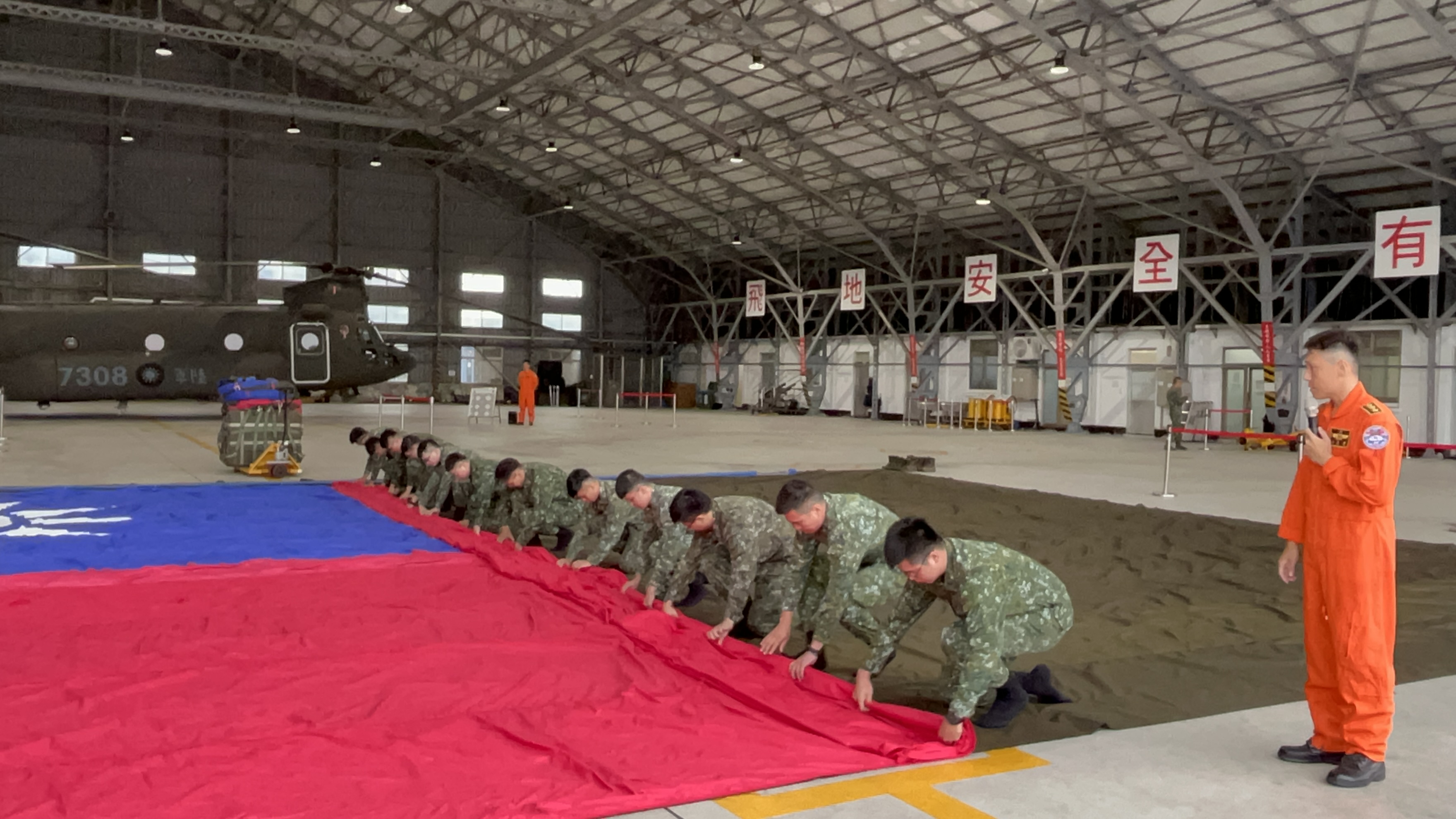 這次國慶將由CH-47SD運輸直升機負責吊掛長18公尺、寬12公尺的巨幅國旗。(林詠青攝)
