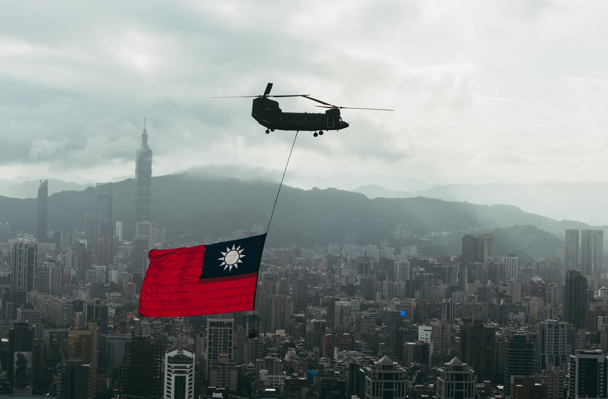 蔡英文總統表示，今年慶祝大會同樣準備了巨幅的中華民國國旗，由陸軍航特部飛行員駕駛「CH-47SD」契努克運輸直升機，並由「UH-60M」黑鷹直升機擔任護衛，執行吊掛任務。(圖：蔡英文總統臉書)