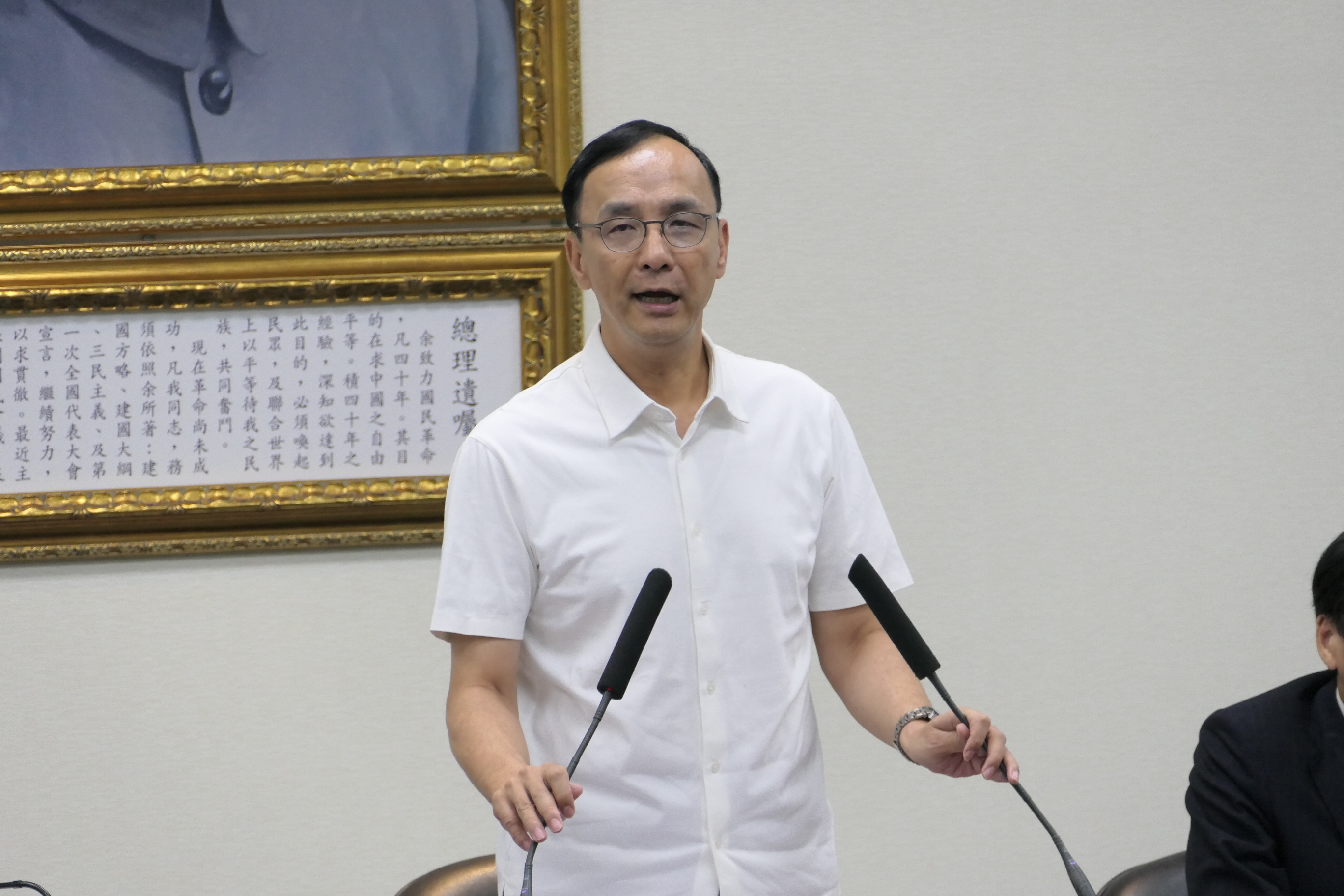國民黨主席朱立倫今天(4日)主持中常會，他發表談話時表示，藍白合是必須的，國民黨從未預設立場。(趙婉淳 攝)