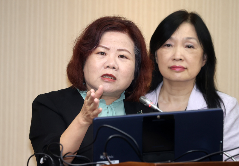 勞動部長許銘春（左）。 (圖：中央社)
