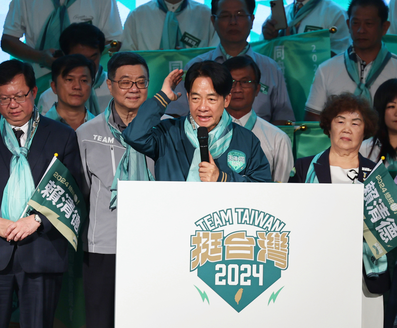 「同舟共濟賴清德後援會」成立大會5日在台北舉行，民進黨總統參選人賴清德（前中）出席致詞。 (圖：中央社)