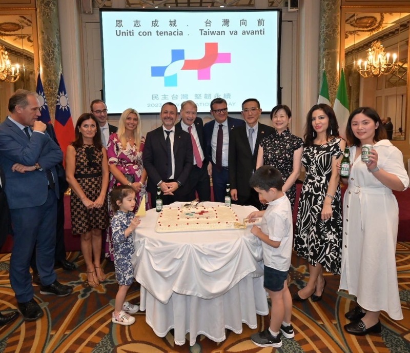 駐義大利代表蔡允中（右4）伉儷與參議院副議長錢益友(右5)、義大利國會友協主席馬朗（右6）、義大利法務部次長德馬斯特(左5)及國會議員及台啤代表與僑胞小朋友和國慶蛋糕合影。 (圖：中央社)