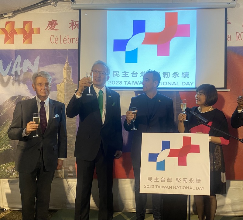 駐法代表處昨晚舉辦中華民國112年國慶酒會，駐法代表吳志中（左2）伉儷與代表致詞的參議院前副議長暨友台小組主席李察（左1）及國民議會友台小組主席博多黑（右2）舉杯慶賀。 (圖：中央社)