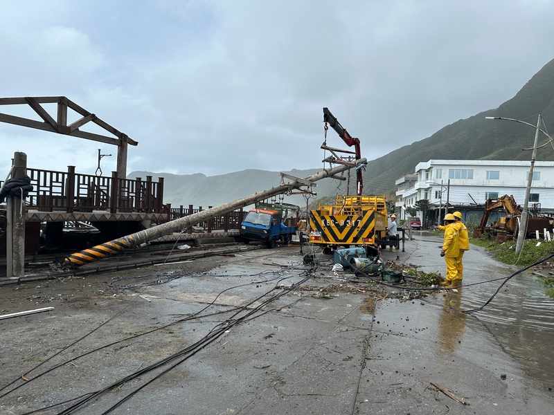 颱風小犬侵襲台灣，離島蘭嶼首當其衝，當地電力系統受損嚴重，台電人員積極搶修並儘速恢復當地電力。（台電提供）(資料照片/CNA)