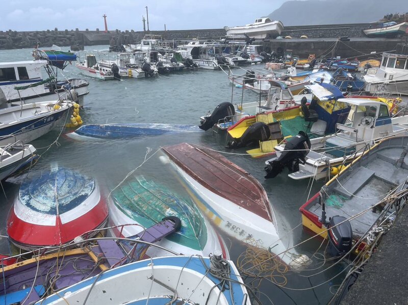 颱風小犬4日晚間侵襲離島蘭嶼地區，逾17級陣風造成多處受災，開元港內逾8成船隻受損或翻覆、沉沒。（圖：海巡署提供／中央社)
