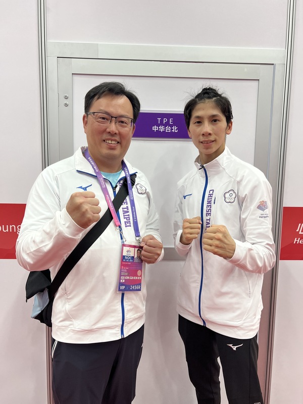 體育署長鄭世忠（左）5日與拿下杭州亞運女子拳擊57公斤級金牌的林郁婷（右）開心合影，也希望她接下來能繼續專心備戰，在2024巴黎奧運打出好成績。 (圖：中央社)