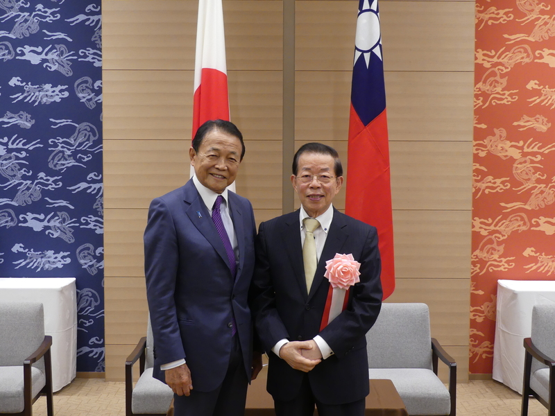 駐日本代表處5日晚間舉辦國慶酒會，自民黨副總裁麻生太郎(左)親自到場致意，與駐日代表謝長廷合影。(圖：中央社)