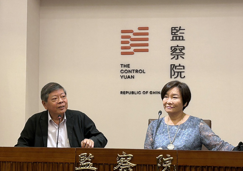 針對花蓮縣政府監督玉里鎮長良林道旁山坡地開發不力一案，監察院財政及經濟委員會4日通過糾正花蓮縣政府，調查此案的監察委員紀惠容（右）、趙永清（左）6日舉行記者會說明。 (圖：中央社)
