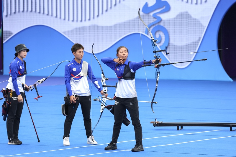 杭州亞運射箭反曲弓團體女子組雷千瑩（中）、邱意晴（右）、彭家楙（左）6日上午在8強賽不敵越南隊，無緣晉級。 (圖：中央社)