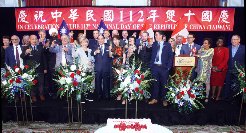 中華民國國慶酒會上，加拿大參眾議員和駐加拿大代表處曾厚仁大使夫婦舉杯同慶。（駐加代表處提供） (圖：中央社)